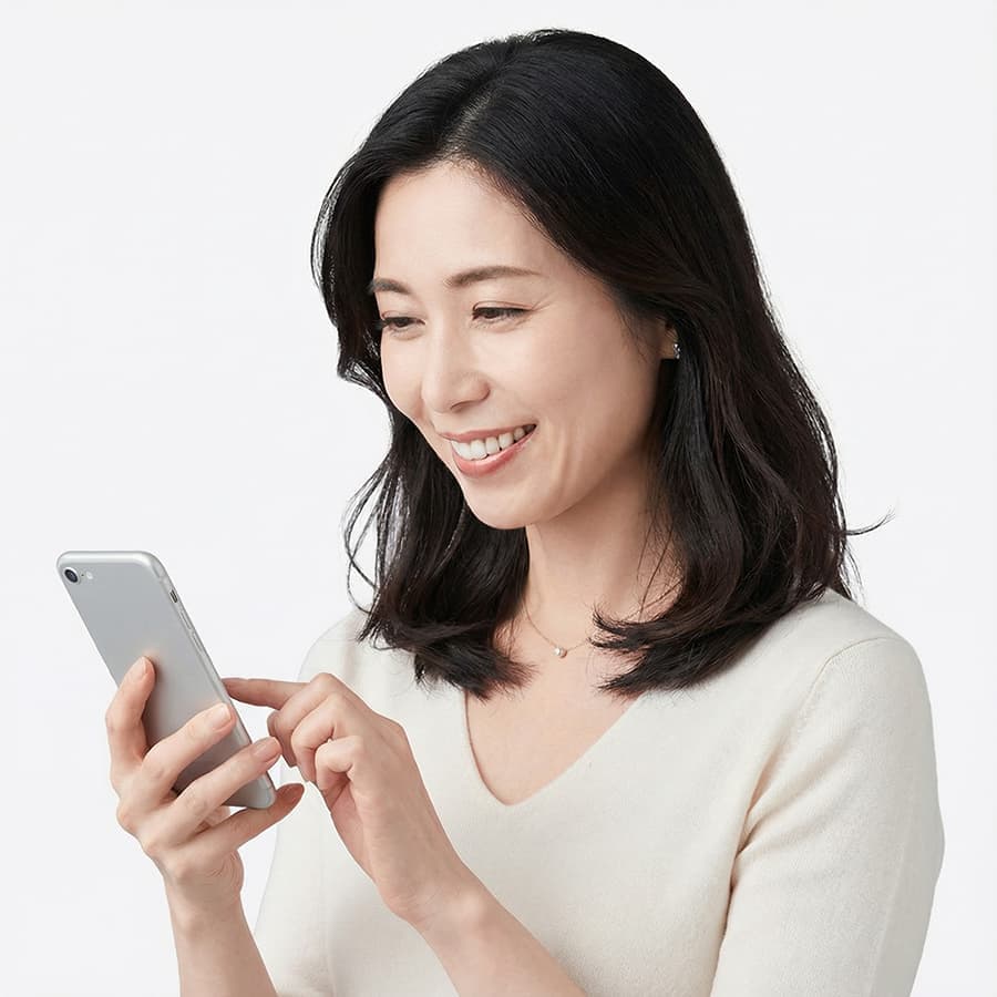 空き家活用の提案が届き、スマホで確認して喜ぶ女性のイメージ